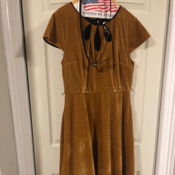 Tri-Keyhole A-Line Dress in Gold in L - Picture 6 of 6